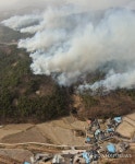 바람에 계속 번지는 산불