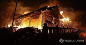 고운사 입구에 세워진 최치원 문학관 전소