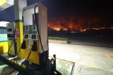 번지는 산불, 문 닫은 주유소