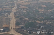 산림당국 의성 산불 하회마을 앞 5㎞ 접근…헬기 투입 진화