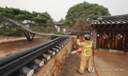 산불 접근 방지 하회마을에 물 뿌리는 소방대원