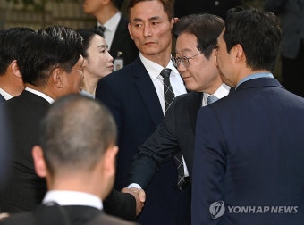 국회 본회의에서 이재명 대통령-송언석 원내대표 악수, 정치 분위기 변화 상징적 평가