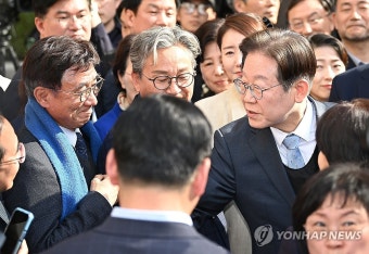 동료 의원과 악수하는 이재명 대표