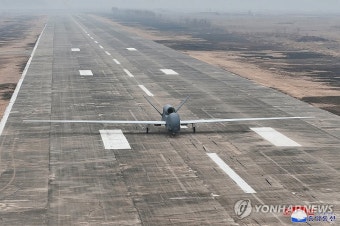 북한 김정은, 공중통제기 탑승ㆍ자폭무인기 참관…