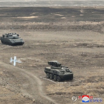 북한 김정은, 공중통제기 탑승ㆍ자폭무인기 참관…