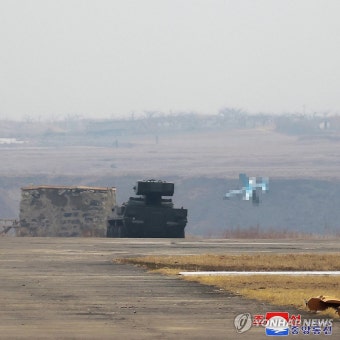 북한 김정은, 공중통제기 탑승ㆍ자폭무인기 참관…