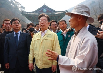화마에 소실된 고운사 방문한 이재명 대표
