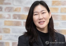인터뷰하는 박정은 감독