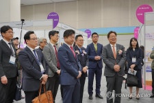 부스 둘러보는 장석민 전무이사