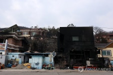 시커멓게 탄 상가