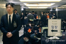 주총장 밖에서 대기하는 노조원과 관계자들