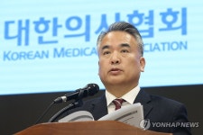 브리핑하는 김성근 의협 대변인