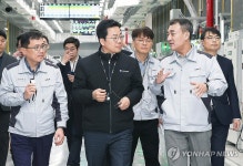 기아 광명공장 제조라인 둘러보는 박성택 차관