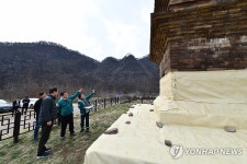 영양 산해리 오층모전석탑 확인하는 최응천 국가유산청장