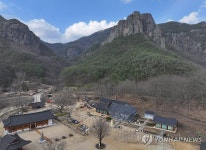 아직 잔불 남았다…여전히 방염포 두른 대전사