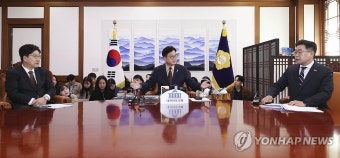 여야 원내대표 회동 주재하는 우원식 의장