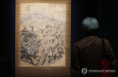 금강전도 살펴보는 참석자들