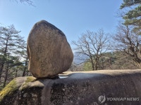 끄떡없는 설악산 흔들바위
