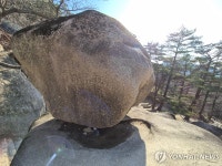끄떡없는 설악산 흔들바위