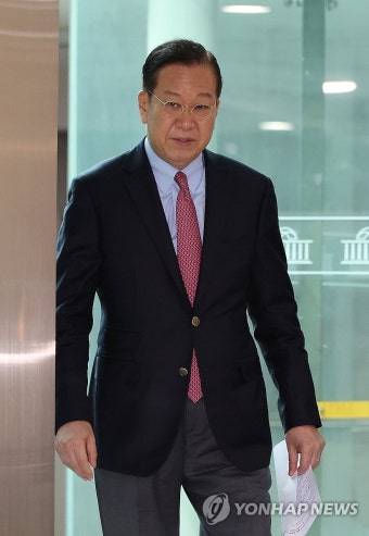 이동하는 권영세 비대위원장