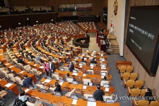 본회장 나가는 여당 의원들
