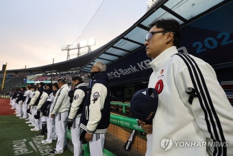 창원NC파크 사고 희생자 기리는 묵념