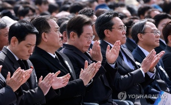 추념사 듣는 이재명 대표