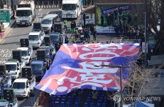 8대0 파면 촉구 퍼포먼스 벌이는 비상행동·야8당