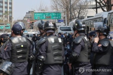 진압복 입은 경찰 기동대
