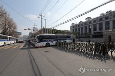 텅 빈 헌재 앞 도로