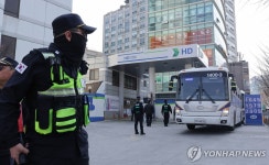 헌재 인근 주유소 앞 통제