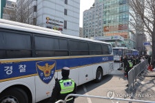 헌재 인근 주유소 앞 차벽 통제