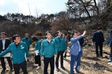 산불로 전소된 안동 지촌종택 향후 대책 논의하는 최응천 국가유산청장