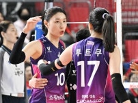 미뤄진 김연경의 라스트댄스…메가·부키리치 쌍포가 막았다