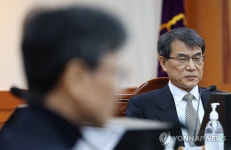 전체회의 시작 기다리는 노태악 중앙선관위원장