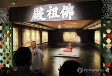 전시 설명하는 서봉 스님