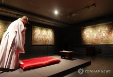 오십삼불회도 앞 삼배하는 서봉 스님