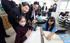 AIDT 공개수업 찾은 이주호 부총리