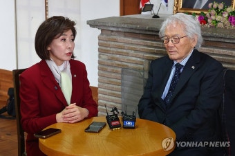 나경원 의원, 이영일 전 의원과 이화장 방문