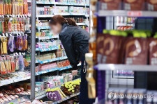 1천원으로 편의점서 살 게 없다…과자·음료·라면 다 올라
