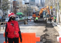 복구작업 중인 관악구 삼성동 도로