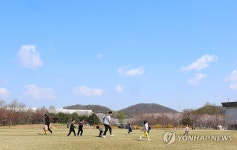 봄나들이 나온 어린이들