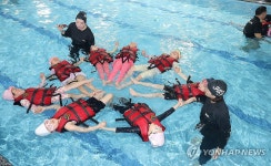 [픽! 제주] 세월호 11주기 앞두고 어린이 생존수영 재밌어요