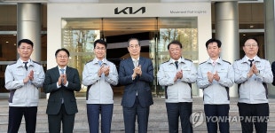 자동차 공장 방문한 한덕수 권한대행