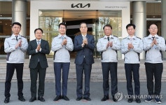 자동차 공장 방문한 한덕수 권한대행
