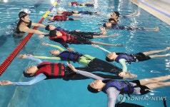 4·16 세월호 참사 11주기, 생존수영법 배우는 초등학생들