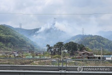 경주 안강읍 산불, 1시간만에 진화…헬기 13대 투입(종합)