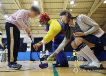 골프 체험하는 학생들