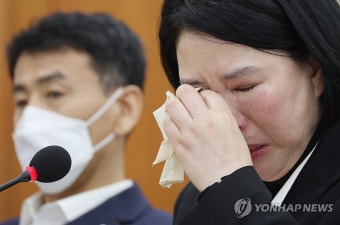 눈물 흘리는 고 오요안나씨의 어머니
