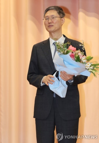 꽃다발 든 문형배 권한대행